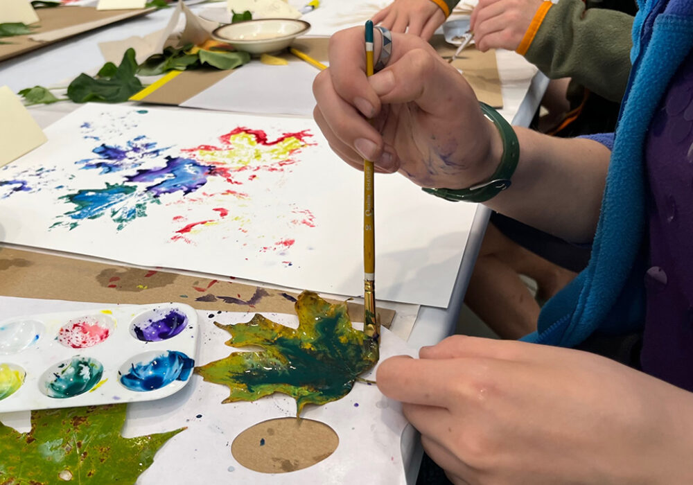 Painting with watercolors and tree leaves